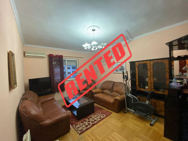 Apartament 2+1 me qira ne kryqezimin e rruges Bardhyl me rrugen Hoxha Tahsim, ne Tirane.
Ndodhet ne